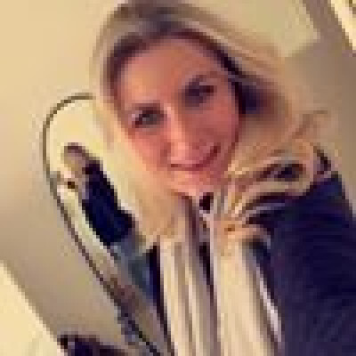 Emma  zoekt een Kamer / Appartement / Huurwoning / Studio in Amsterdam