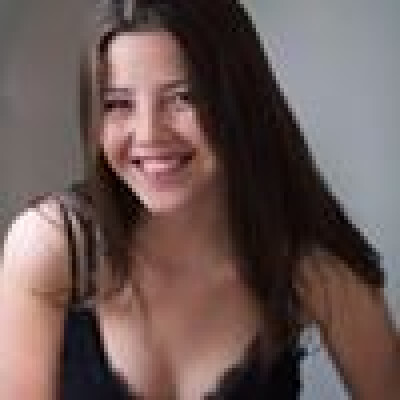 Sarah zoekt een Kamer / Appartement / Huurwoning / Studio / Woonboot in Amsterdam