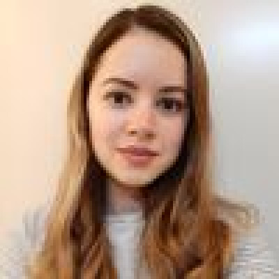 Jessica  zoekt een Kamer / Appartement / Huurwoning / Studio in Amsterdam