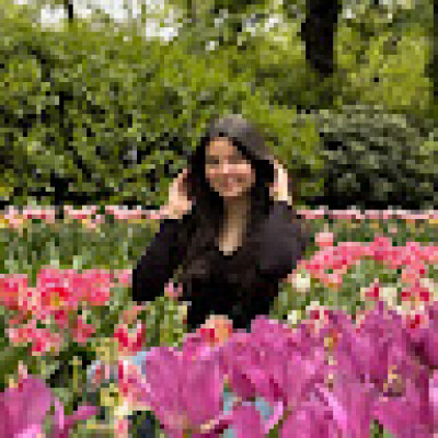 Maria  zoekt een Kamer / Appartement / Huurwoning / Studio in Amsterdam