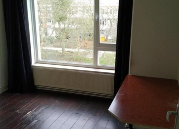 Kamer met uitzicht op groen plantsoentje