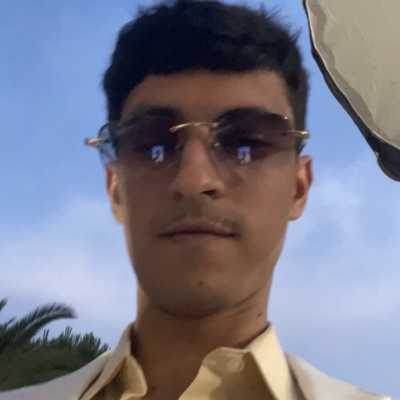 Yassin  zoekt een Kamer / Appartement / Huurwoning / Studio / Woonboot in Amsterdam