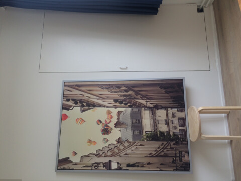 Schilderij en inbouwkast