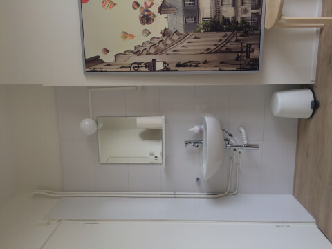 Wastafel met warm en koud water