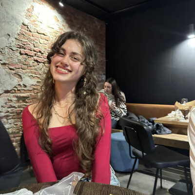 Farah zoekt een Kamer / Appartement / Huurwoning / Studio in Amsterdam