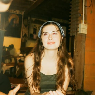 Elizabeth zoekt een Kamer / Appartement / Huurwoning / Studio / Woonboot in Amsterdam