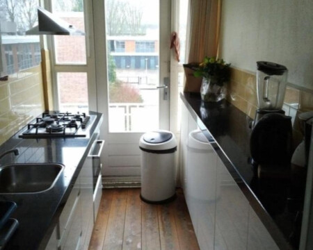 Keuken met deur naar balkon