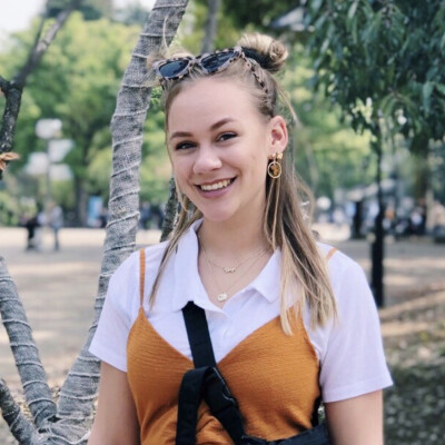 Julia  zoekt een Kamer / Appartement / Huurwoning / Studio in Amsterdam