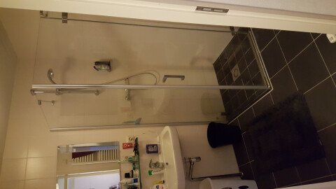 De douche, het ligbad ligt links van de foto. 