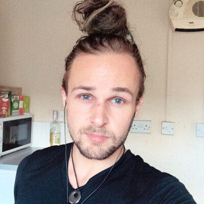 Joey  zoekt een Kamer / Appartement / Huurwoning / Studio / Woonboot in Amsterdam