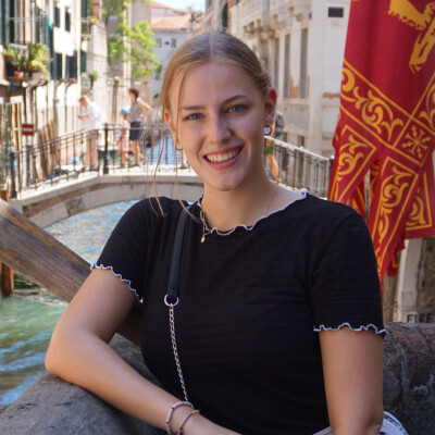 Elisa zoekt een Kamer / Appartement / Huurwoning / Studio in Amsterdam