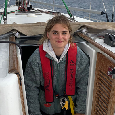 Yasmine zoekt een Kamer / Appartement / Huurwoning / Studio / Woonboot in Amsterdam