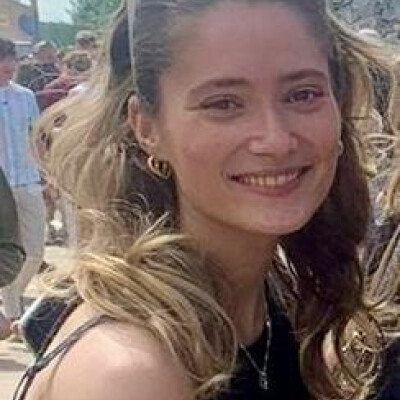 Esra zoekt een Kamer / Appartement / Huurwoning / Studio / Woonboot in Amsterdam