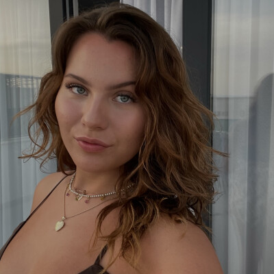 Anna zoekt een Kamer / Appartement / Huurwoning / Studio in Amsterdam