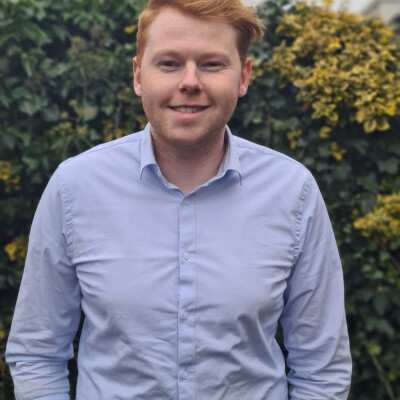 Dennis zoekt een Kamer / Appartement / Huurwoning / Studio in Amsterdam