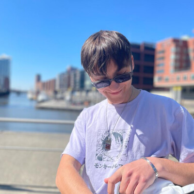 Artem zoekt een Kamer / Appartement / Huurwoning / Studio in Amsterdam