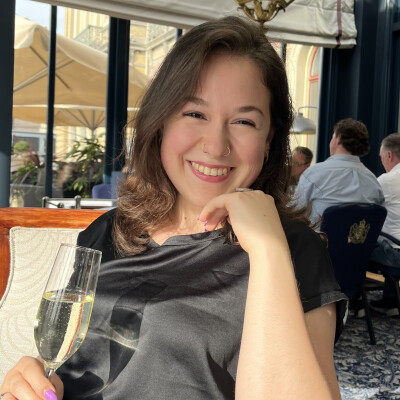 Eva zoekt een Kamer / Huurwoning / Studio / Woonboot in Amsterdam