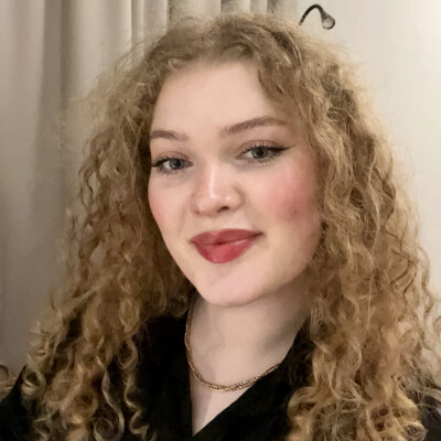 Marie-Theres  zoekt een Kamer / Appartement / Studio in Amsterdam