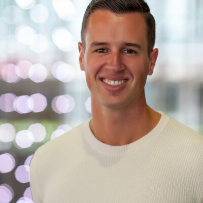 Tom zoekt een Kamer / Appartement / Studio / Woonboot in Amsterdam