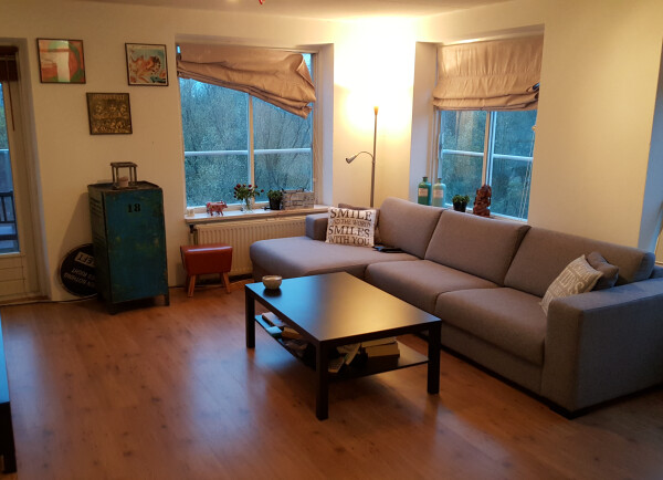 Woonkamer ligt op het zuiden, in de winter heel de dag een heerlijk zonnetje.  Ideaal! En mooi uitzicht natuurlijk :).